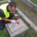Польские активисты на кладбище советских воинов