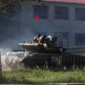 Танк с красным флагом