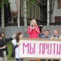 Лариса Степанова выступает на митинге