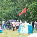 Красное знамя Победы над лагерем защитников парка "Торфянка"