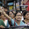 Активисты Коммунистической партии Индии (марксистской) скандируют лозунги в Калькутте в ходе общенациональной забастовки.