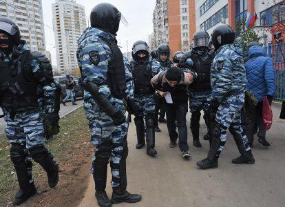 Полиция задерживает участника «Русского марша» в Люблино (Фото: Андрей Любимов для РБК)