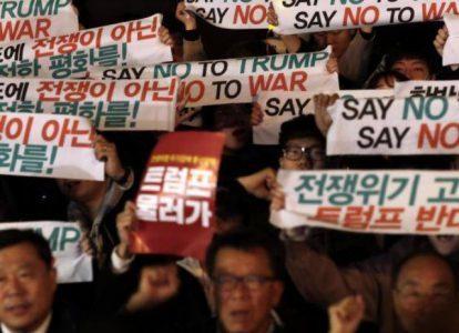 Граждане Южной Кореи выступают против Трампа