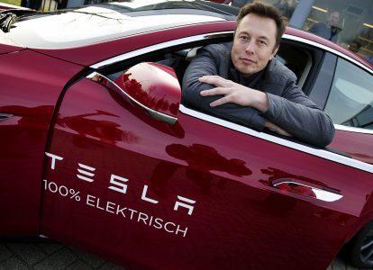 Илон Маск в машине Tesla