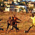 Подростки в ЮАР играют в футбол