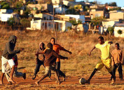 Подростки в ЮАР играют в футбол