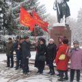 Ишимские коммунисты у памятника Ленину в честь 100-летия комсомола
