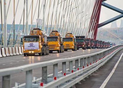 Мост и грузовики