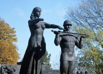 Памятник советским воинам во Львове