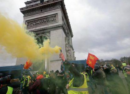 Президент Франции хочет погасить протест