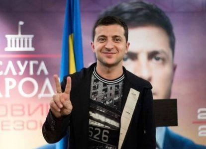 Владимир Зеленский - шоумен и актёр сериала "Слуга народа" - победил в первом туре выборов президента Украины
