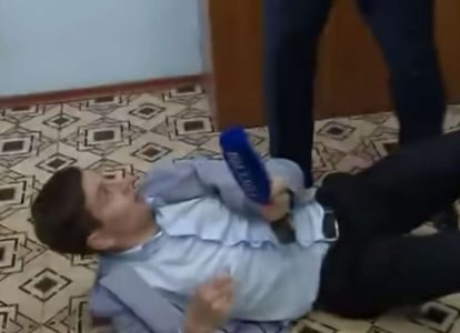 Сергей Зайцев, чиновник из Хакасии, нападает на журналиста