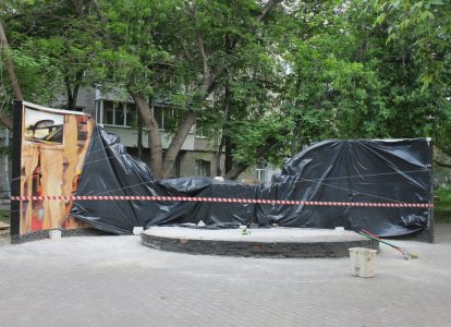 Дерево уничтожило стелу Николая II