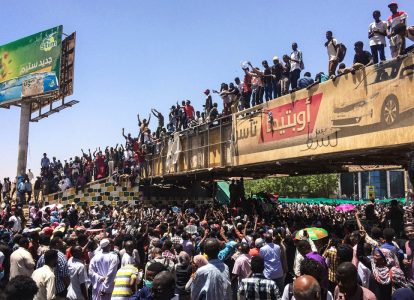 Граждане Судана требуют отставки "военного совета"