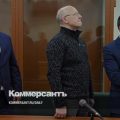 Генерал-лейтенант Сергей Чварков слушает приговор суда. Фото: "КоммерсантЪ"