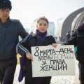Участница акции в защиту прав женщин в Бишкеке 8 марта 2020 года