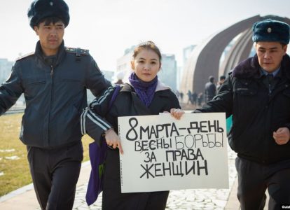 Участница акции в защиту прав женщин в Бишкеке 8 марта 2020 года