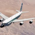 В воздухе самолет радиоэлектронной разведки RC-135W