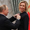 Путин награждает Марию Захарову