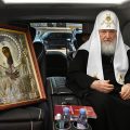 Патриарх Кирилл с иконой Божьей Матери в элитном Mercedes-Benz