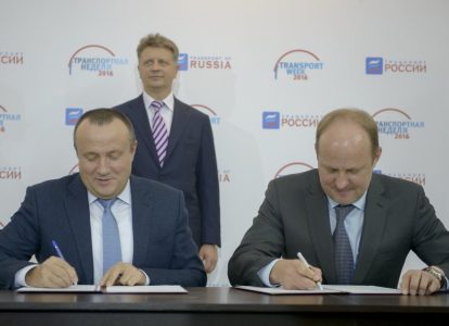 Василий Крюк подписывает соглашение о поставке "Суперджетов" для авиакомпании "Ямал"