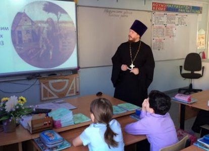 Священник объясняет школьникам про Босха