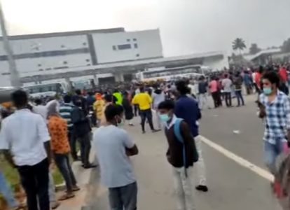 Рабочие в Индии разгромили офис компании