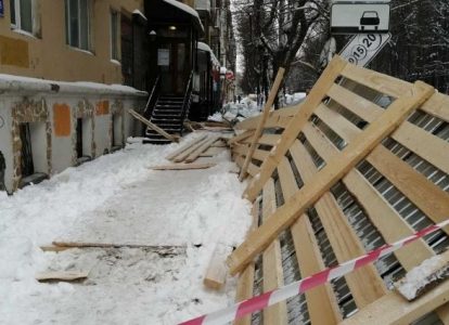 В Перми от тяжести снега рухнул строительный переход