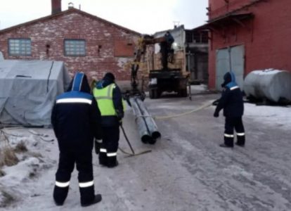 Рабочие восстанавливают водопровод в Питкяранте