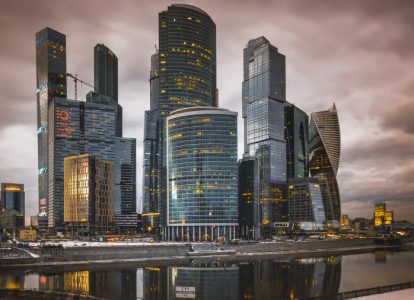 Минпромторг России занимает офисы в одной из башен комплекса "Москва-Сити"