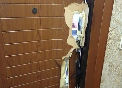 Сломанная сотрудниками новосибирского ОМОНа дверь квартиры матери двух детей в г. Заринске. Оказалось, это была ошибка