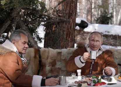 Сергей Шойгу и Владимир Путин потребляют чай в Сибири