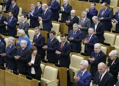 Депутаты аплодируют стоя