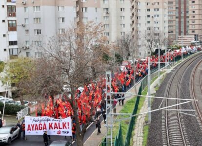 Колонна коммунистов на улицах Стамбула